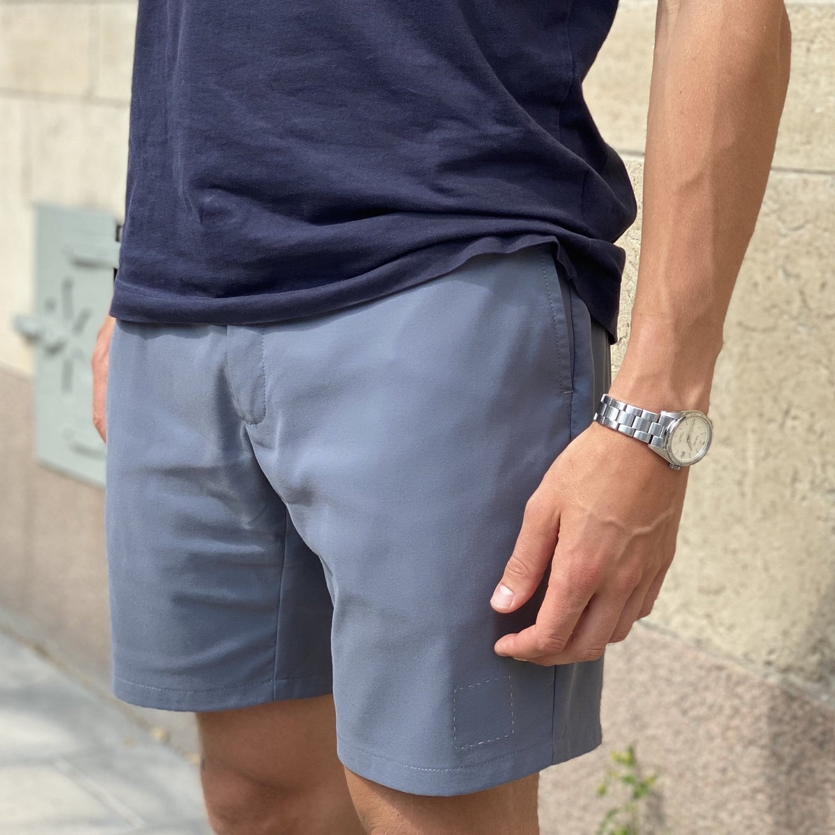 Close-up of a man wearing åäö’s Shorts in Hazy Day Blue, with the color beautifully reflecting the light.