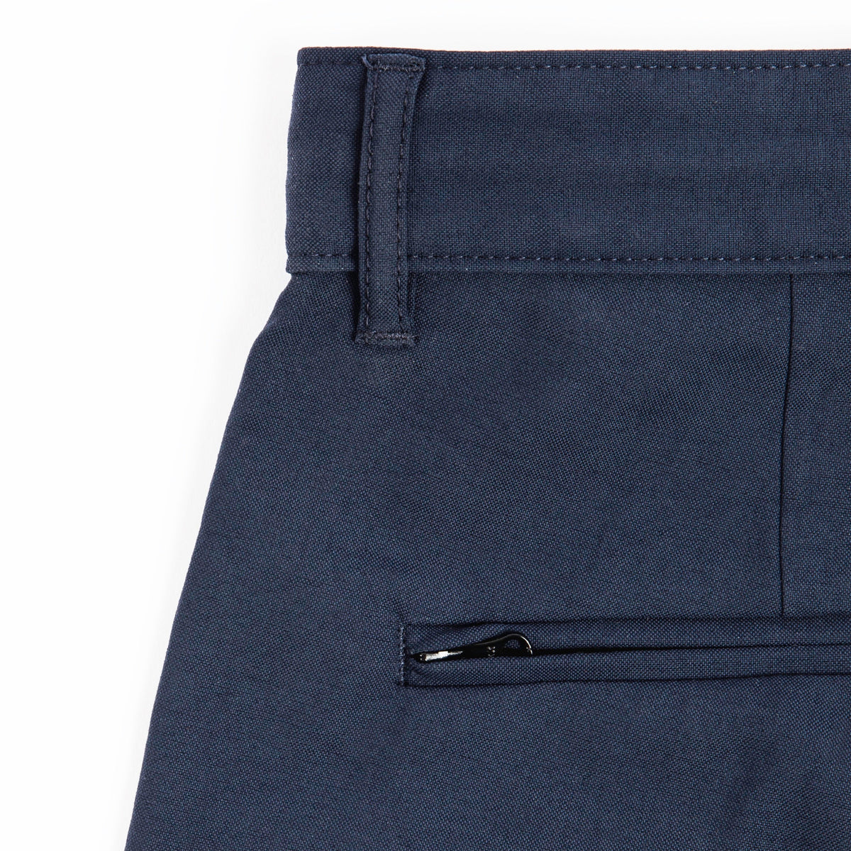A close-up of the double-piped back pockets of the Shorts by åäö, hiding the puller of the zipper. 