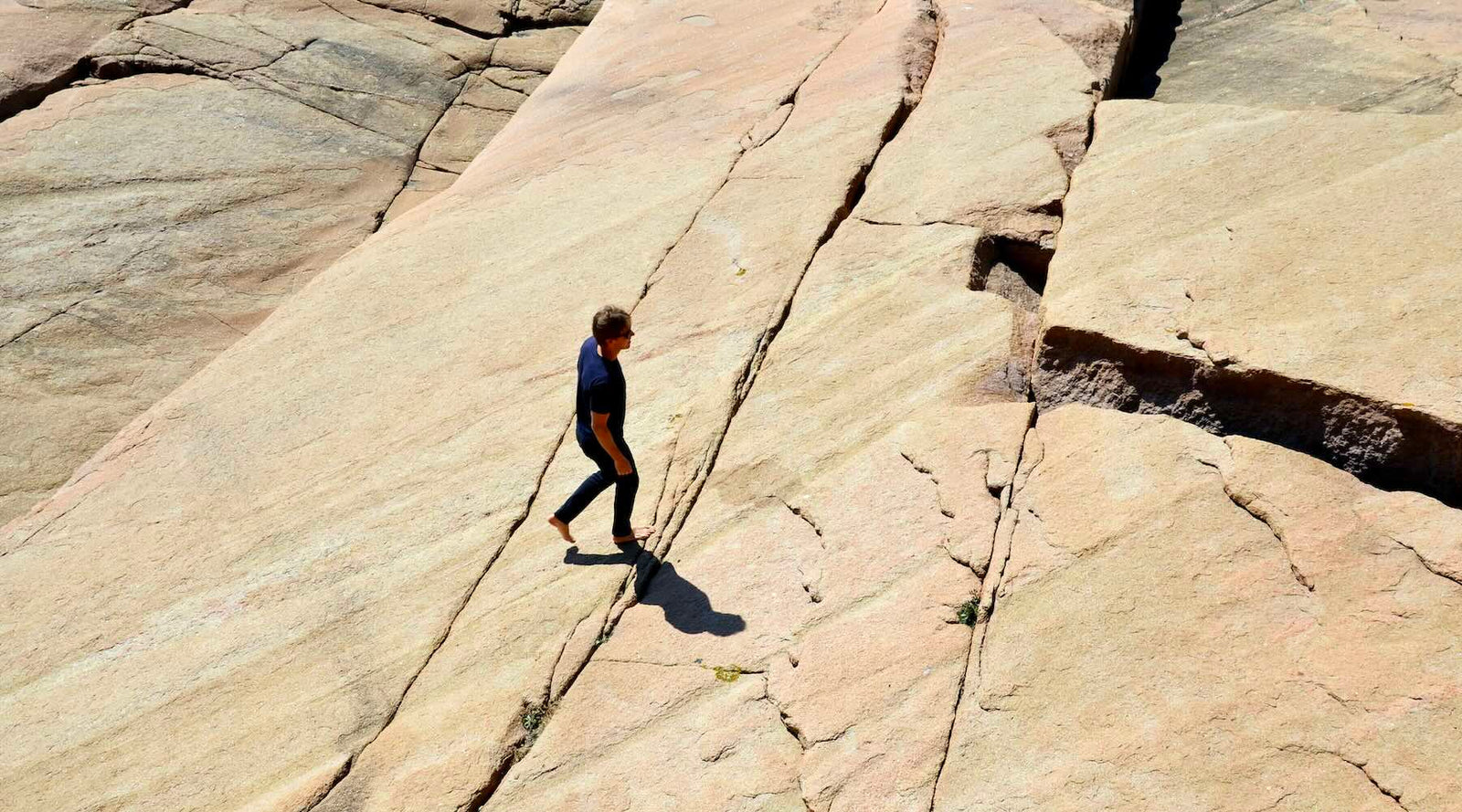 A man walking on kalksten, wearing The Pants by åäö, blending comfort and style.