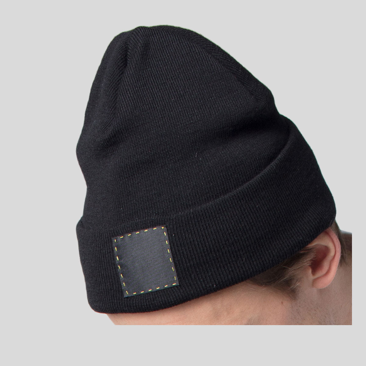 Close-up of a man wearing åäö's Beanie, showing the meticulously crafted stitching in fine merino wool and its perfected fit.